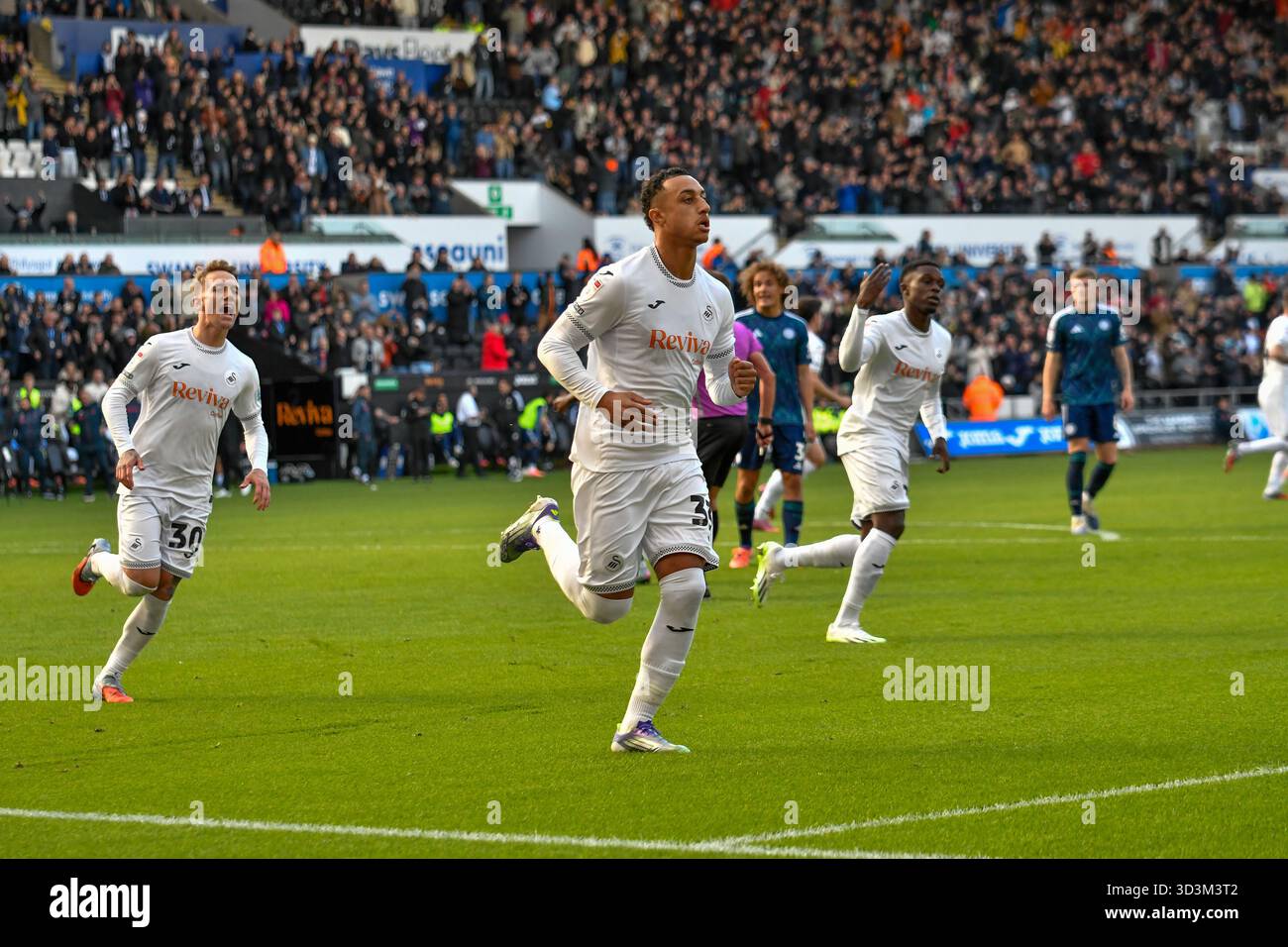 Swansea, Galles. 4 ottobre 2025. Adam Idah di Swansea City celebra il suo primo gol in Swansea City dopo aver segnato dal punto di rigore durante la partita del campionato EFL tra Swansea City e Leicester City allo stadio Swansea.com di Swansea, Galles, Regno Unito, il 4 ottobre 2025. Crediti: Duncan Thomas/Majestic Media. Foto Stock
