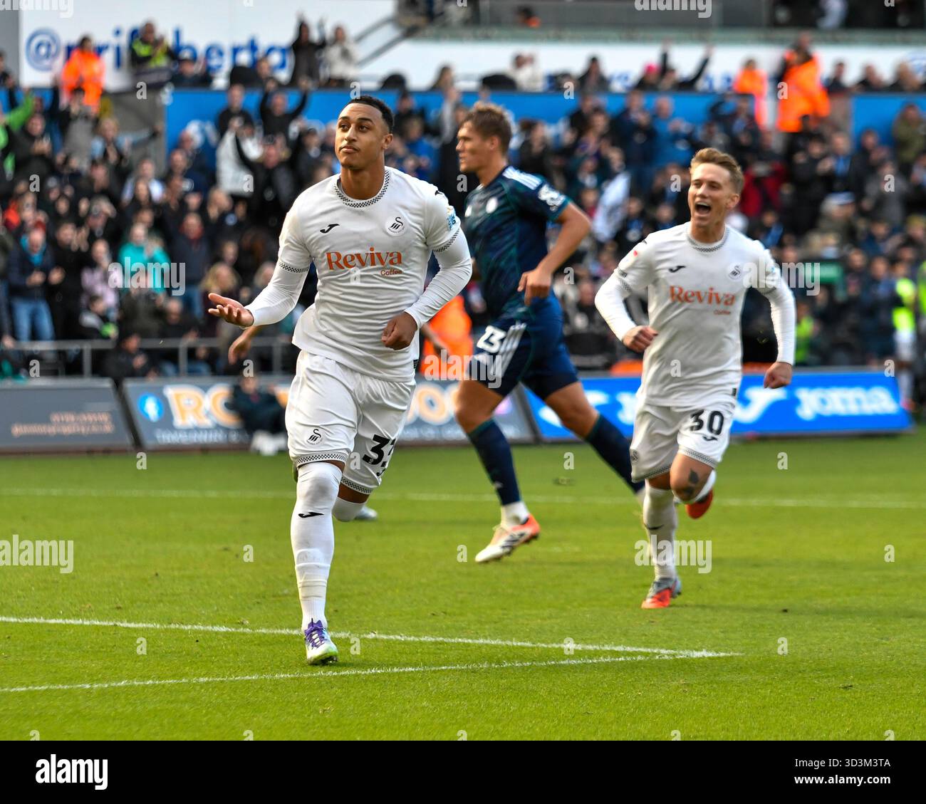 Swansea, Galles. 4 ottobre 2025. Adam Idah di Swansea City celebra il suo primo gol in Swansea City dopo aver segnato dal punto di rigore durante la partita del campionato EFL tra Swansea City e Leicester City allo stadio Swansea.com di Swansea, Galles, Regno Unito, il 4 ottobre 2025. Crediti: Duncan Thomas/Majestic Media. Foto Stock