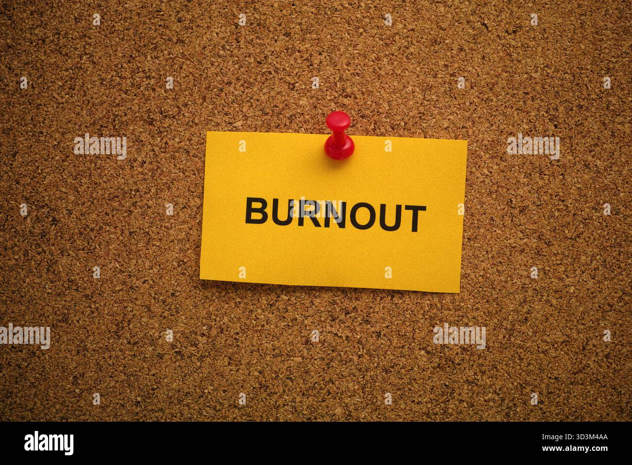 Una nota gialla con sopra la parola Burnout fissata ad un bordo di sughero. Primo piano. Foto Stock