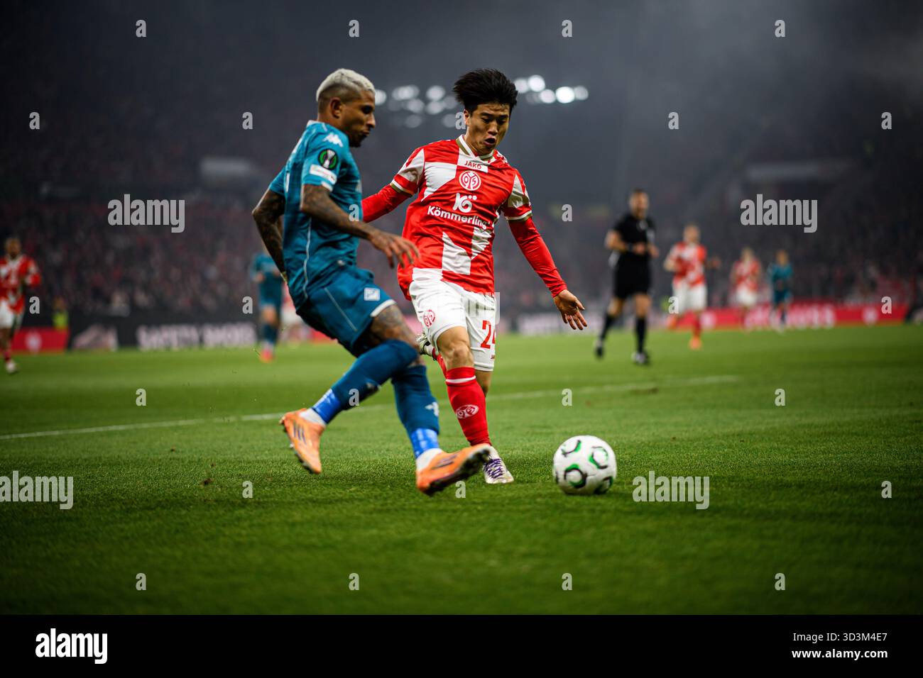 MAGONZA, GERMANIA - 6 NOVEMBRE 2025: Dodo, Sota Kawasaki - la partita di calcio della UEFA Conference League 1. FSV Mainz 05 contro ACF Fiorentina alla Mewa Arena. Foto Stock