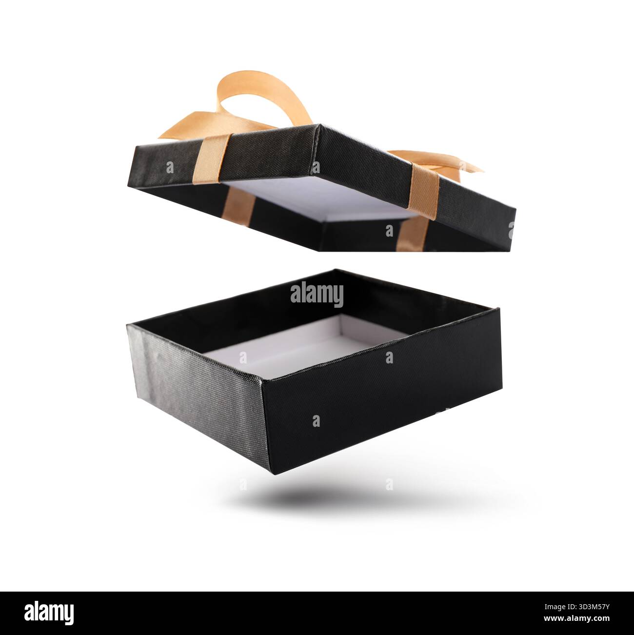 Apri la confezione regalo con un bellissimo coperchio in aria su sfondo bianco Foto Stock