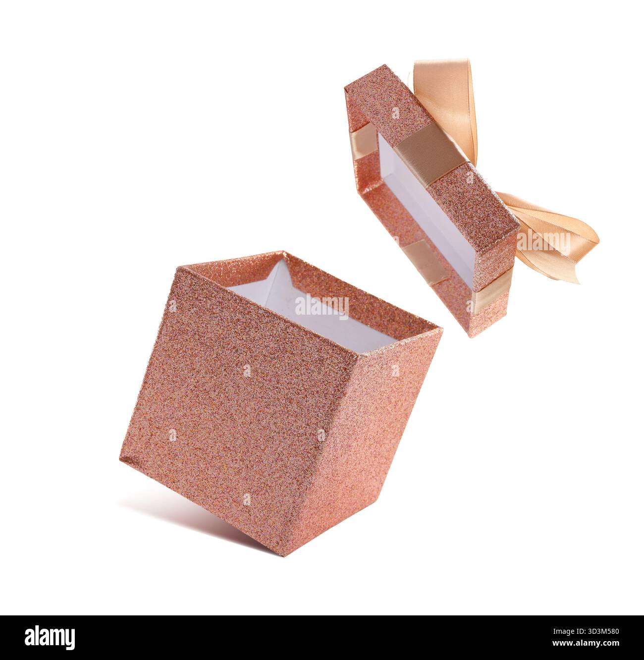 Apri la confezione regalo con un bellissimo coperchio in aria su sfondo bianco Foto Stock
