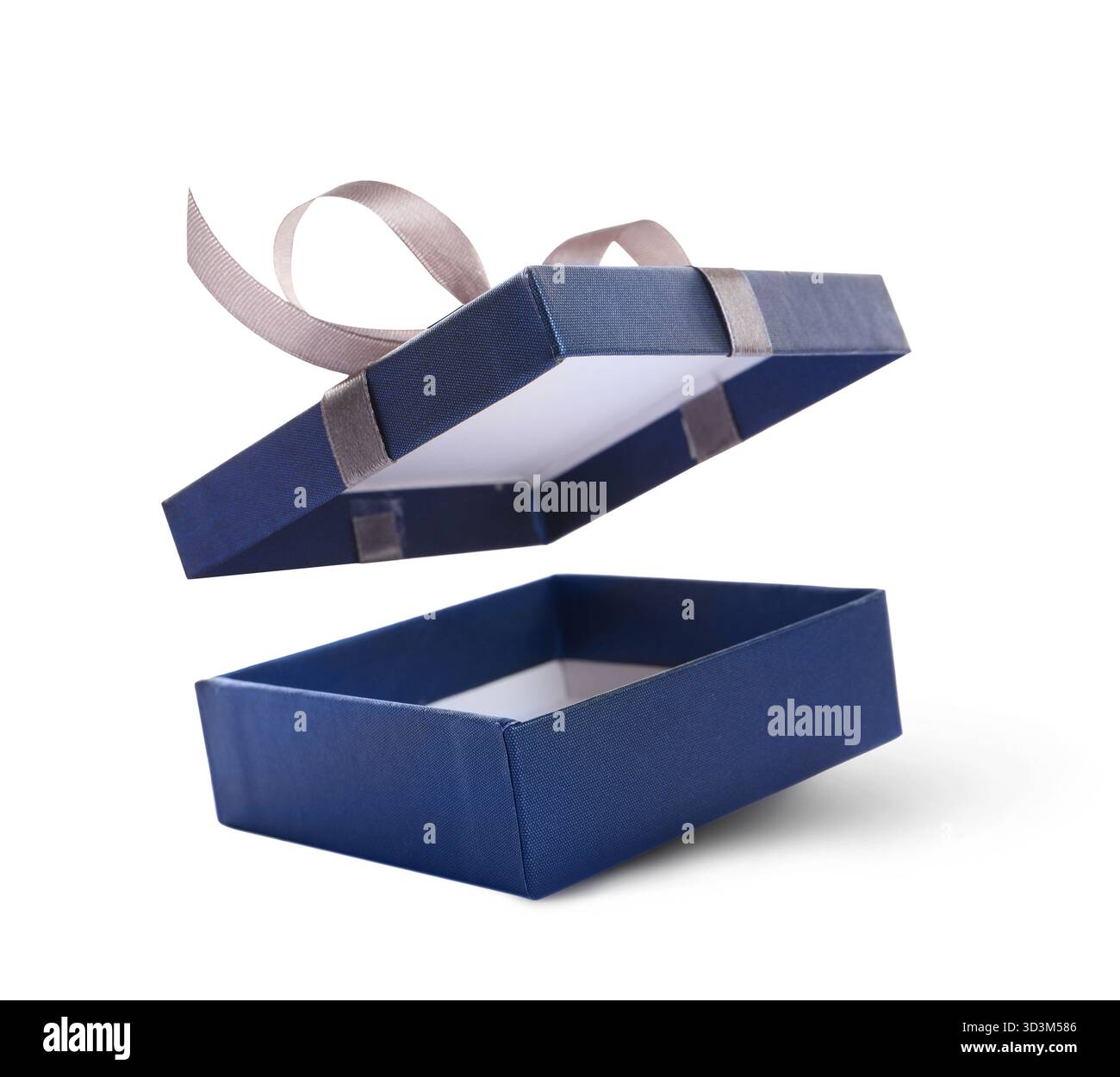 Apri la confezione regalo con un bellissimo coperchio in aria su sfondo bianco Foto Stock