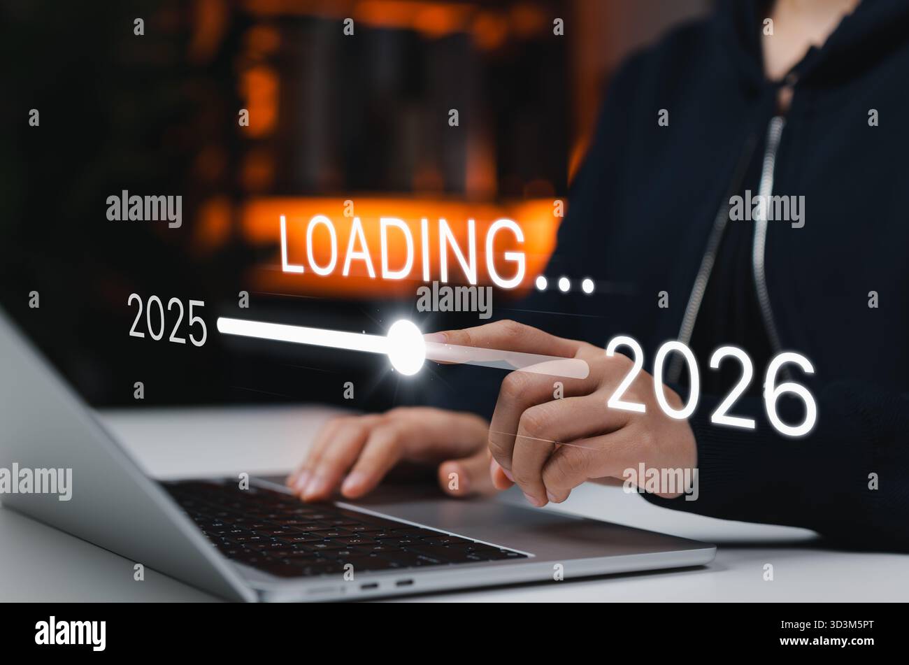Progresso e transizione dal concetto 2025 al 2026. Persona che indica la barra di carico che passa dal 2025 al 2026, pianificazione annuale e attività Foto Stock
