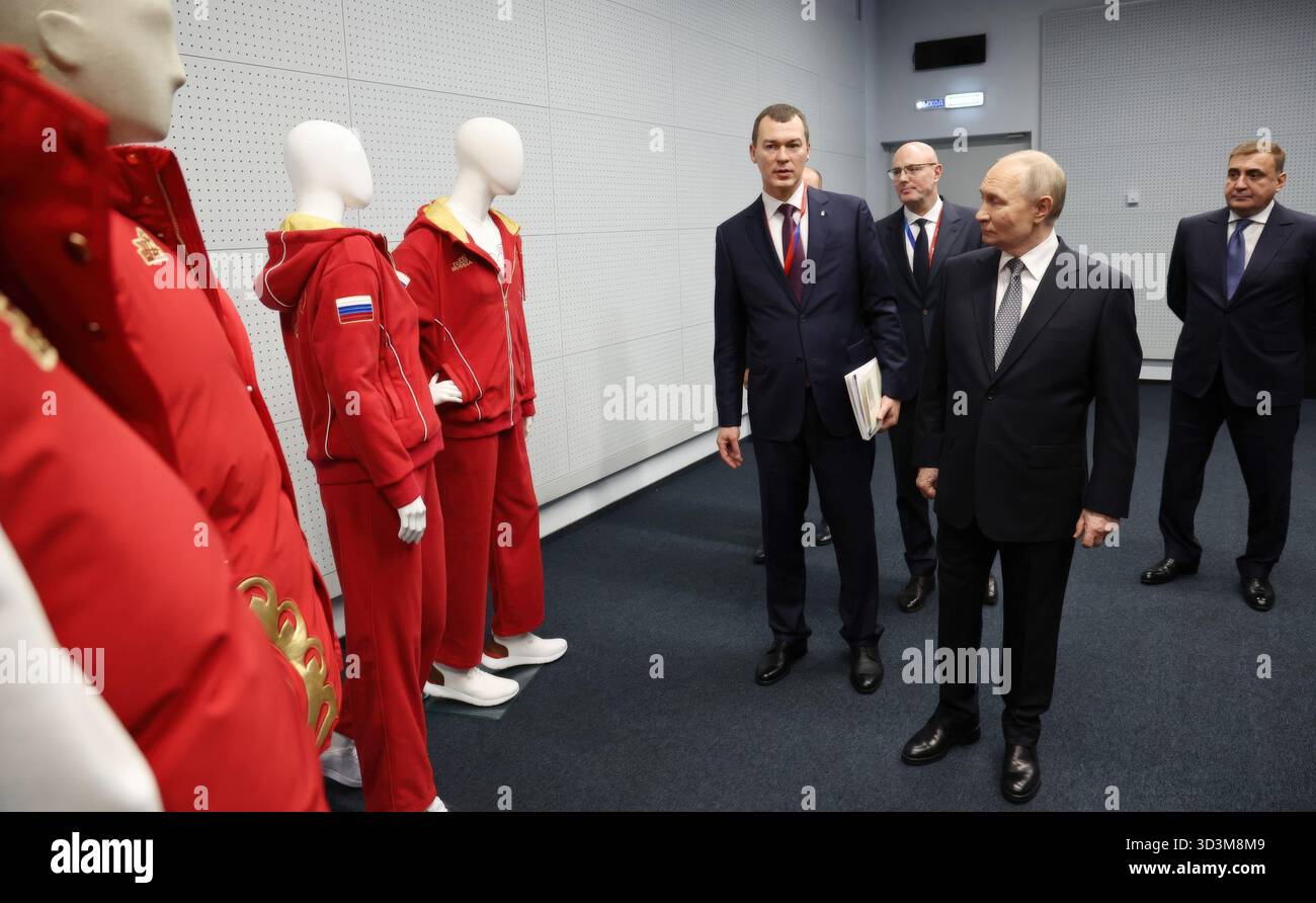 Samara, Russia. 6 novembre 2025. Il presidente russo Vladimir Putin, centro, vede la nuova uniforme unificata dello sport nazionale con il ministro dello sport Mikhail Degtyarev, a sinistra, al Palazzo dello sport Vladimir Vysotsky, 6 novembre 2025 a Samara, Russia. Il centro è stato costruito per insegnare sport adattivi 30 discipline agli atleti disabili. Crediti: Vyacheslav Prokofyev/piscina del Cremlino/Alamy Live News Foto Stock