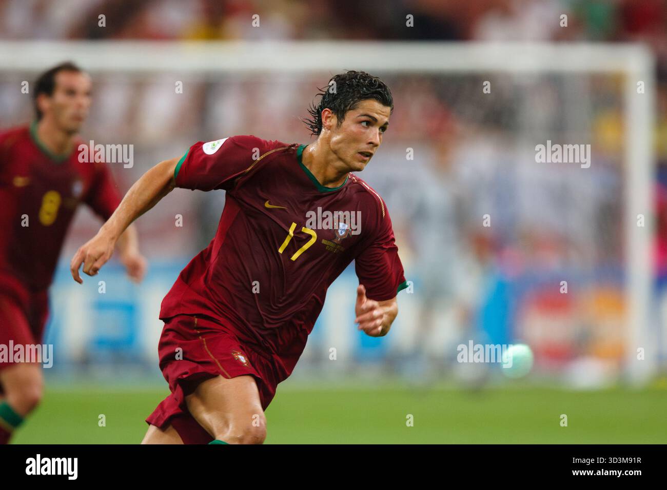 GELSENKIRCHEN - 1 LUGLIO: Cristiano Ronaldo del Portogallo in azione durante una partita dei quarti di finale della Coppa del mondo FIFA contro l'Inghilterra il 1° luglio 2006 a Gelsenkirchen, Germania. Solo per uso editoriale. Uso commerciale vietato. (Fotografia di Jonathan Paul Larsen / Diadem Images) Foto Stock