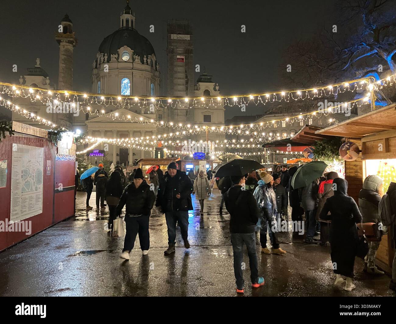 Mercatino di Natale Resselpark con Karlskirche (Chiesa di San Carlo) sullo sfondo. Vienna, Austria. - Immagine stock catturata con smartphone