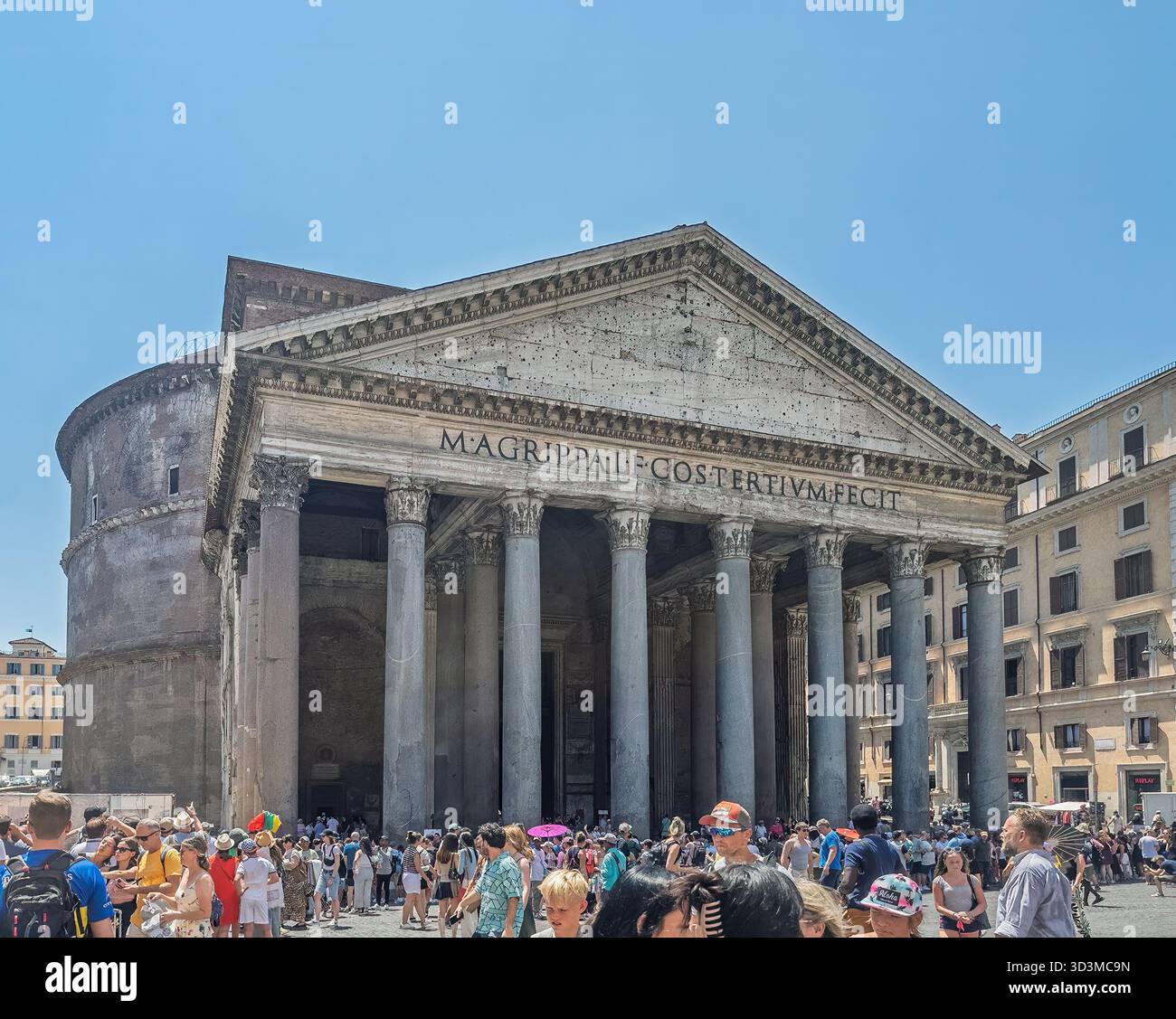 Roma, Italia - 16 luglio 2024: Pantheon. Un sacco di persone, aggiungendo colori ai loro vestiti, di fronte al portico di pietra grigia sotto il cielo blu Foto Stock