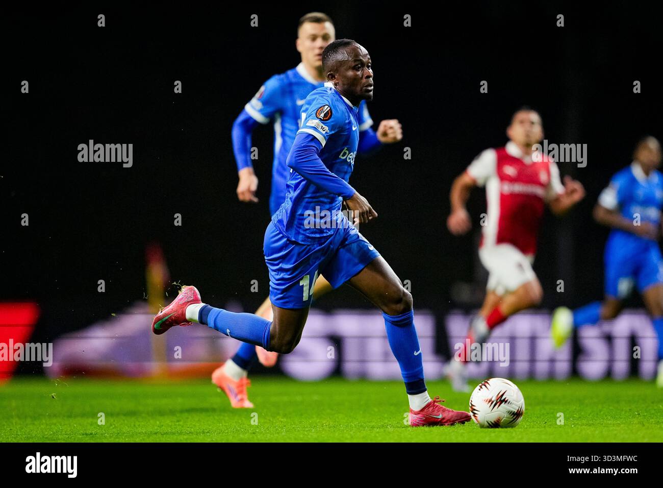 Braga, Portogallo - 6 novembre: Yira Sor del KRC Genk corre con il pallone durante la fase MD4 di UEFA Europa League 2025/26 tra SC Braga e KRC Genk all'Estádio Municipal de Braga il 6 novembre 2025 a Braga, Portogallo. Foto Stock