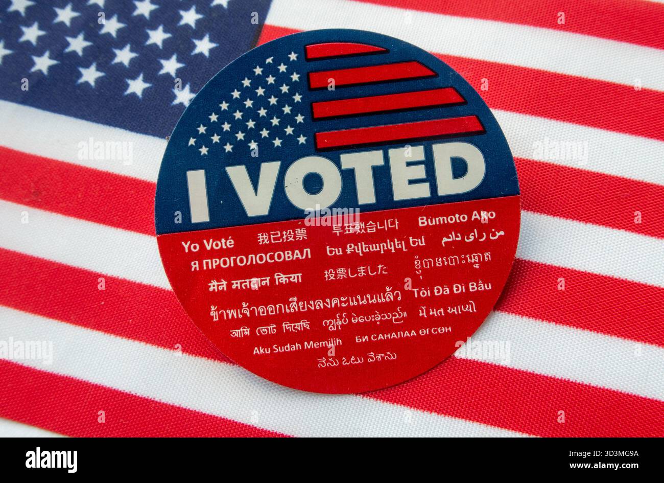 Ho votato Sticker and American Flag, New York City, USA 2025 Foto Stock