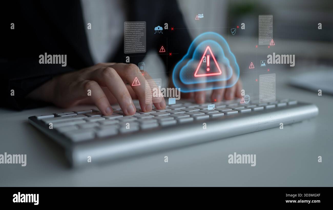 Cloud computing con icone di avviso ed elementi di sicurezza, che rappresentano il rilevamento delle minacce in tempo reale, la prevenzione dei rischi e l'infrastruttura digitale Foto Stock