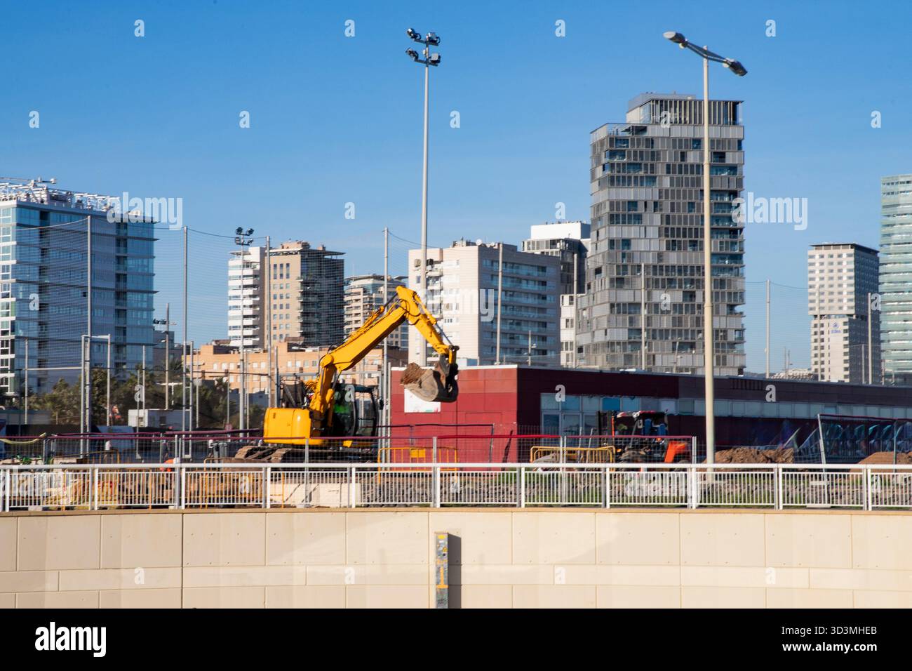 Attrezzature di movimento terra in funzione durante lo sviluppo della costruzione. Barcellona Spagna 27.10.2025 Foto Stock
