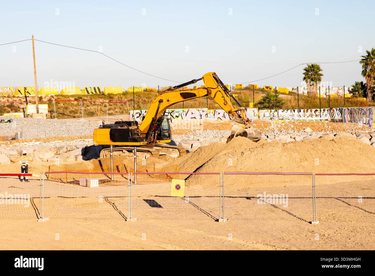 Escavatore giallo in cantiere all'aperto, Barcellona, Spagna 27.10.2025 Foto Stock