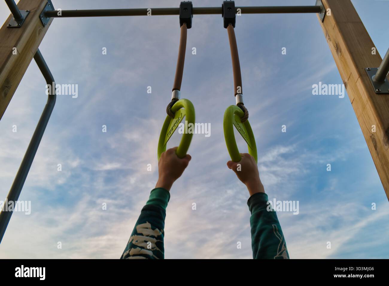 Mani che tengono anelli da ginnastica all'aperto, esercizio fitness e concetto di forza, stile di vita attivo e motivazione all'allenamento Foto Stock