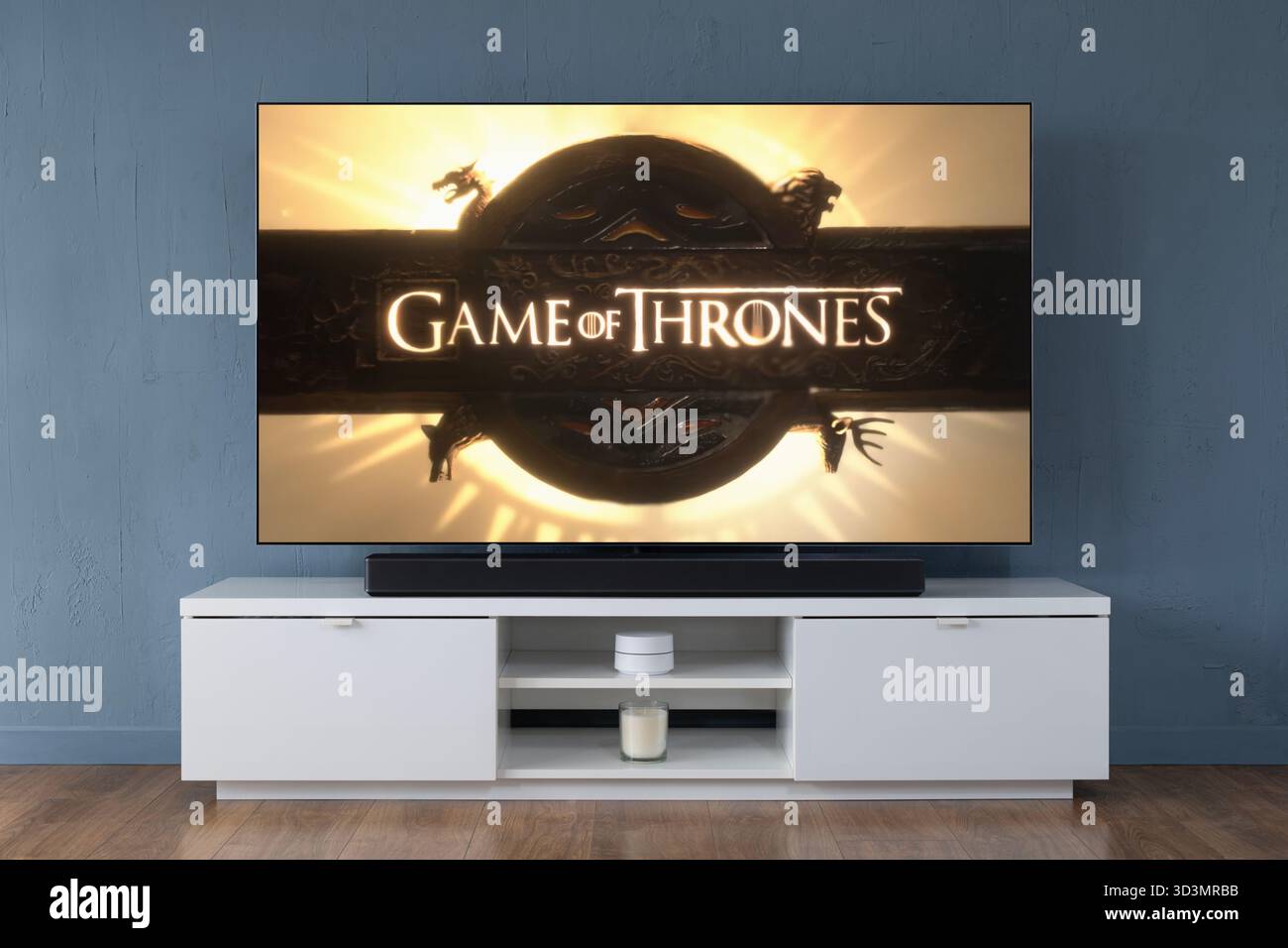 Un televisore OLED widescreen che mostra la scena introduttiva della serie TV il Trono di Spade, visto in un salotto contemporaneo. Foto Stock