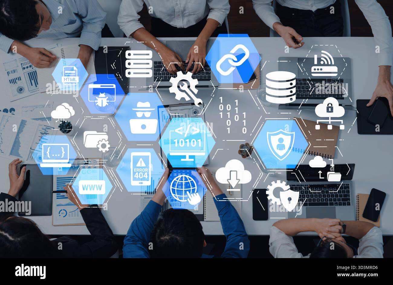 Sviluppo di software con sovrapposizioni di codifica, linguaggi di programmazione, strumenti per sviluppatori, creazione di app mobili e programmazione avanzata per prodotti digitali Foto Stock