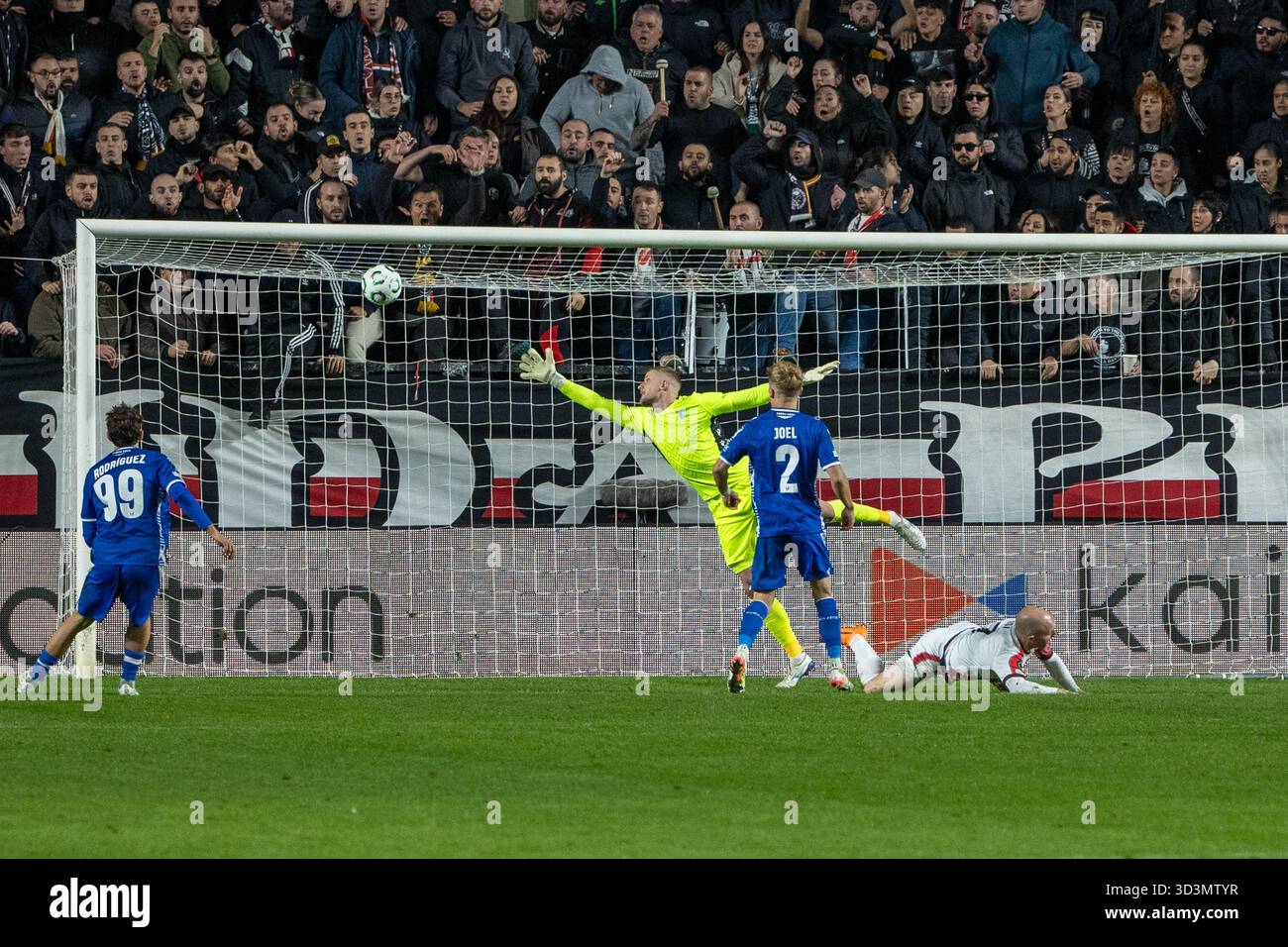 Madrid, Spagna. 6 novembre 2025. Isaac Palazón di Rayo Vallecano segna un gol durante la partita di UEFA Conference League 2025/26 tra Rayo Vallecano de Madrid e Lech Poznań allo stadio Vallecas. Punteggio finale: Rayo Vallecano de Madrid 3, Lech Poznań 2 crediti: D. Canales Carvajal/Alamy Live News Foto Stock