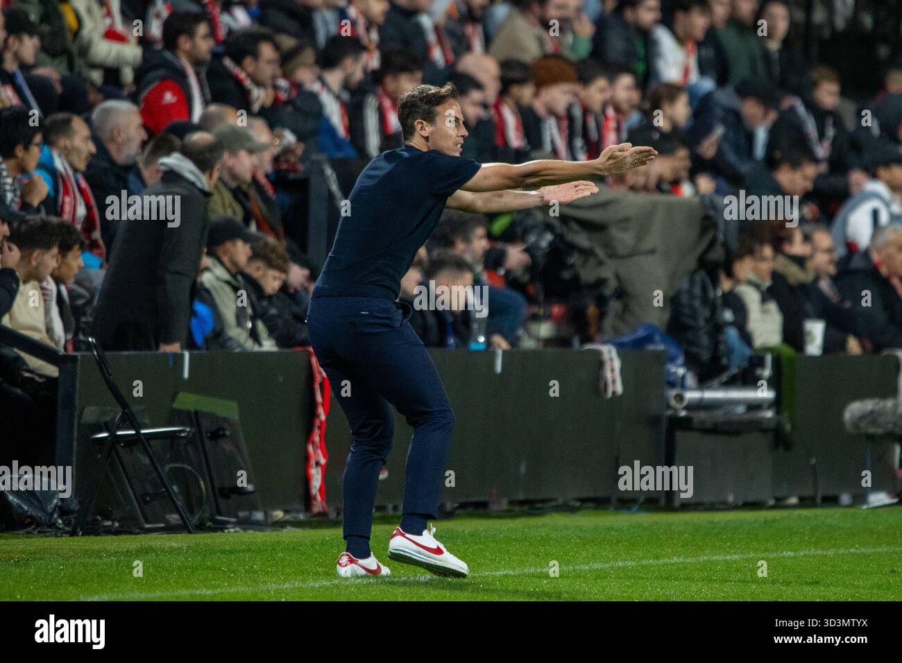 Madrid, Spagna. 6 novembre 2025. Iñigo Pérez di Rayo Vallecano in azione durante la partita di Lega UEFA 2025/26 tra Rayo Vallecano de Madrid e Lech Poznań allo stadio Vallecas. Punteggio finale: Rayo Vallecano de Madrid 3, Lech Poznań 2 crediti: D. Canales Carvajal/Alamy Live News Foto Stock