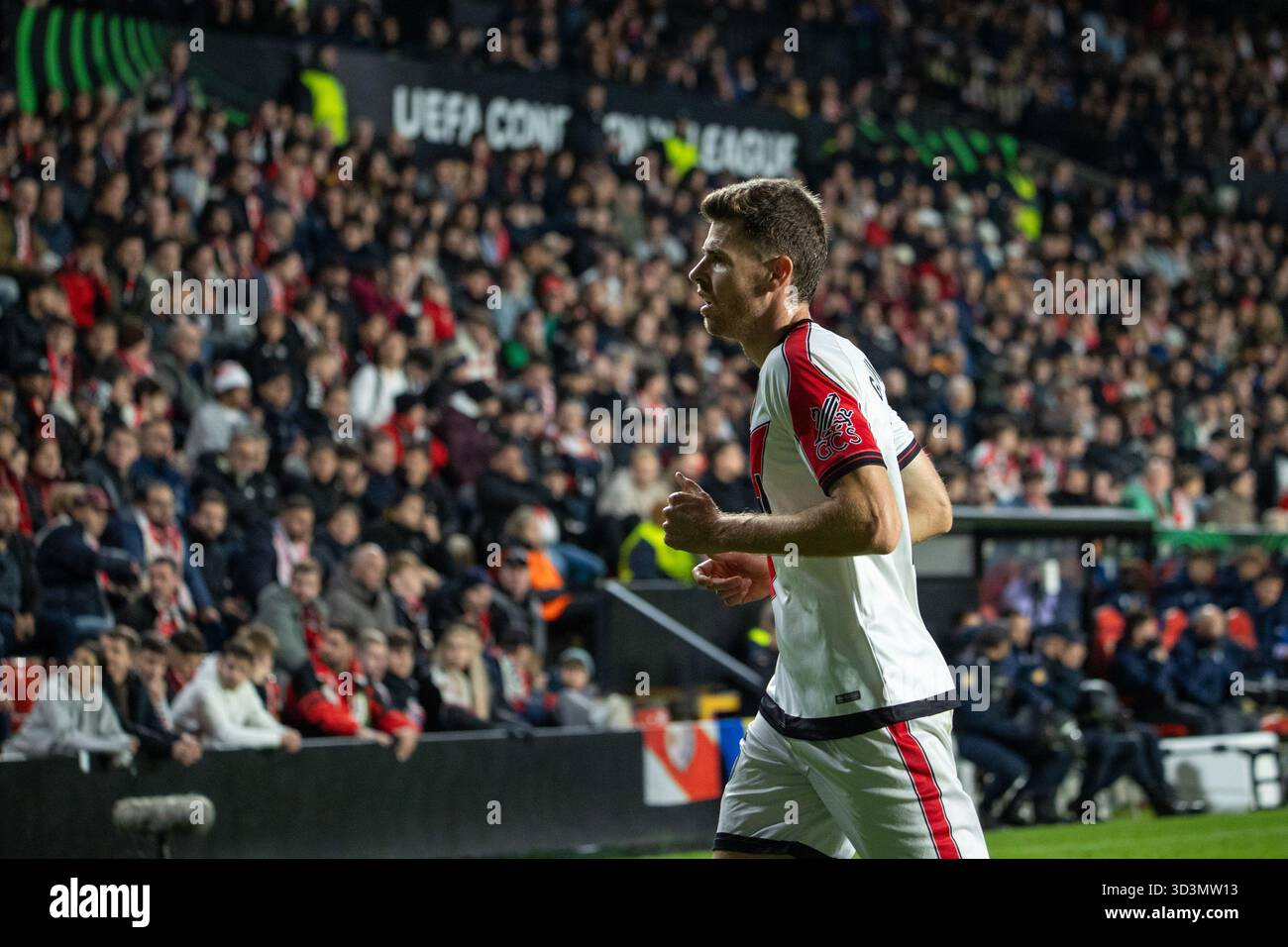Madrid, Spagna. 6 novembre 2025. Gerard Gumbau di Rayo Vallecano in azione durante la partita di Conference League UEFA 2025/26 tra Rayo Vallecano de Madrid e Lech Poznań allo stadio Vallecas. Punteggio finale: Rayo Vallecano de Madrid 3, Lech Poznań 2 crediti: D. Canales Carvajal/Alamy Live News Foto Stock