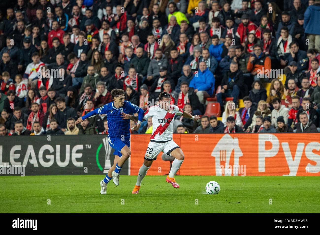 Madrid, Spagna. 6 novembre 2025. Alfonso Espino di Rayo Vallecano in azione durante la partita di UEFA Conference League 2025/26 tra Rayo Vallecano de Madrid e Lech Poznań allo stadio Vallecas. Punteggio finale: Rayo Vallecano de Madrid 3, Lech Poznań 2 crediti: D. Canales Carvajal/Alamy Live News Foto Stock