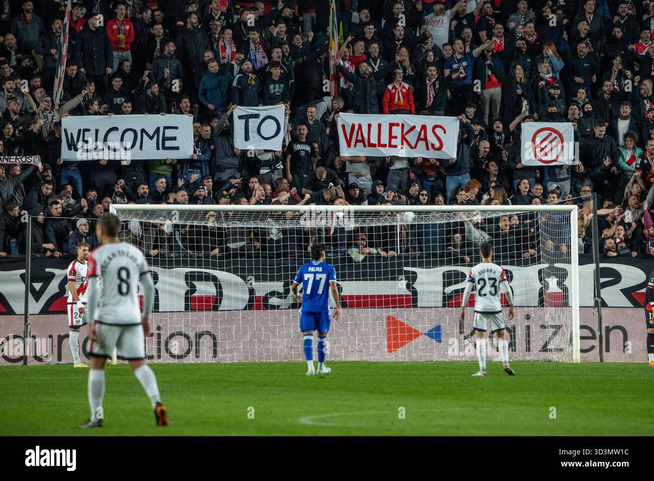Madrid, Spagna. 6 novembre 2025. Una vista dei tifosi del Rayo Vallecano durante la partita della UEFA Conference League 2025/26 tra Rayo Vallecano de Madrid e Lech Poznań allo stadio Vallecas. Punteggio finale: Rayo Vallecano de Madrid 3, Lech Poznań 2 crediti: D. Canales Carvajal/Alamy Live News Foto Stock