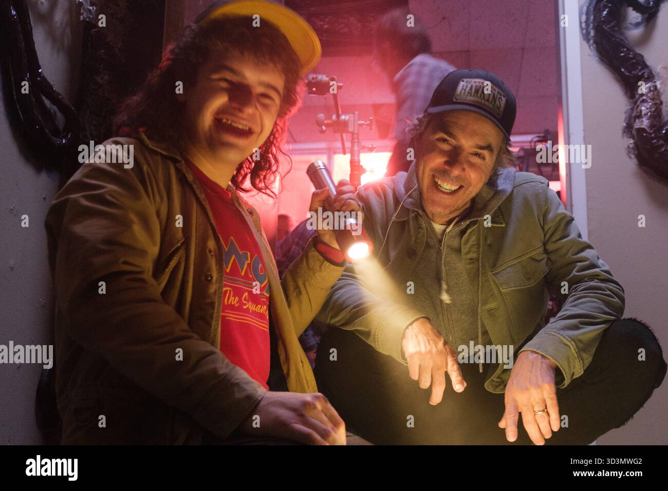 STATI UNITI. Gaten Matarazzo e il produttore esecutivo Shawn Levy sul set della serie Netflix - Stranger Things - stagione 5 (2025). Rif: LMK106-J113877-041125 fornito da LMKMEDIA. Solo editoriale. Landmark Media non è il proprietario del copyright di queste foto cinematografiche o televisive, ma fornisce un servizio solo per i media riconosciuti. pictures@lmkmedia.com Foto Stock