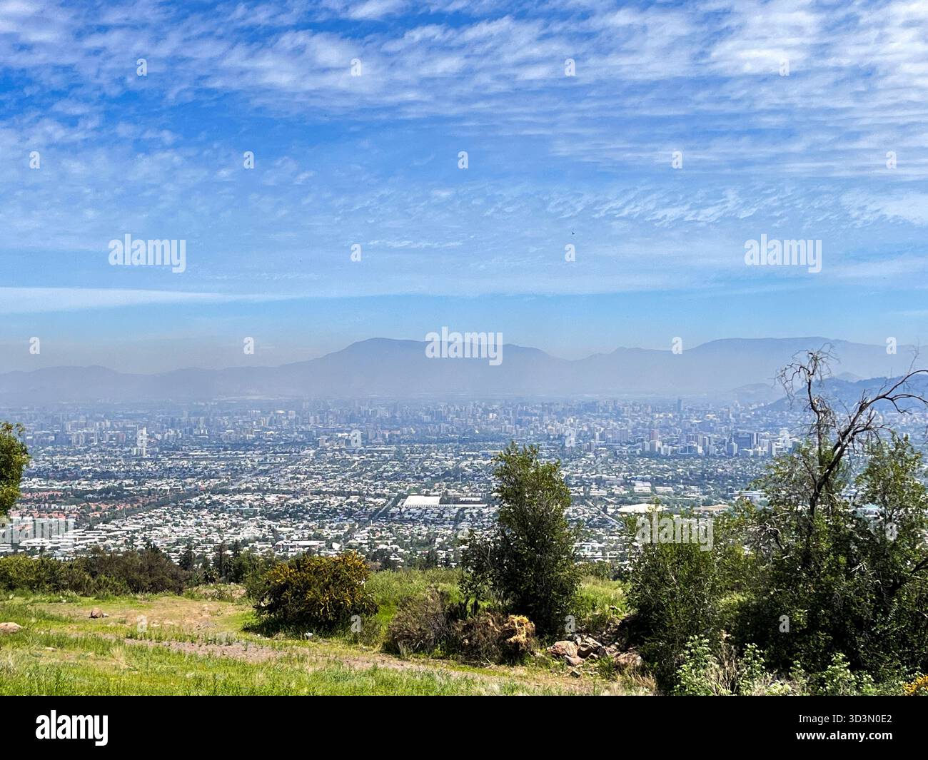 Un punto panoramico che si affaccia su Santiago, la capitale del Cile. La vista panoramica evidenzia il contrasto tra l'architettura moderna della città. Foto Stock