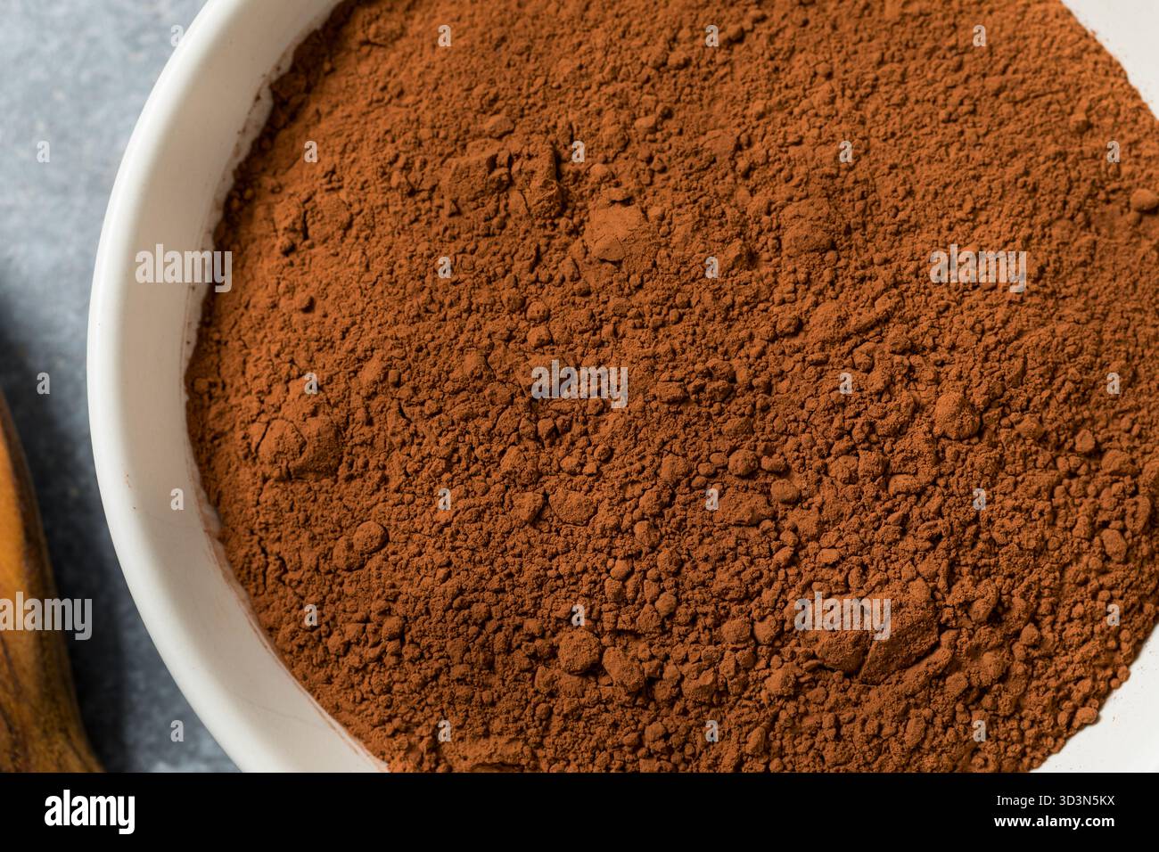 Polvere di cacao secco crudo organico in una ciotola Foto Stock