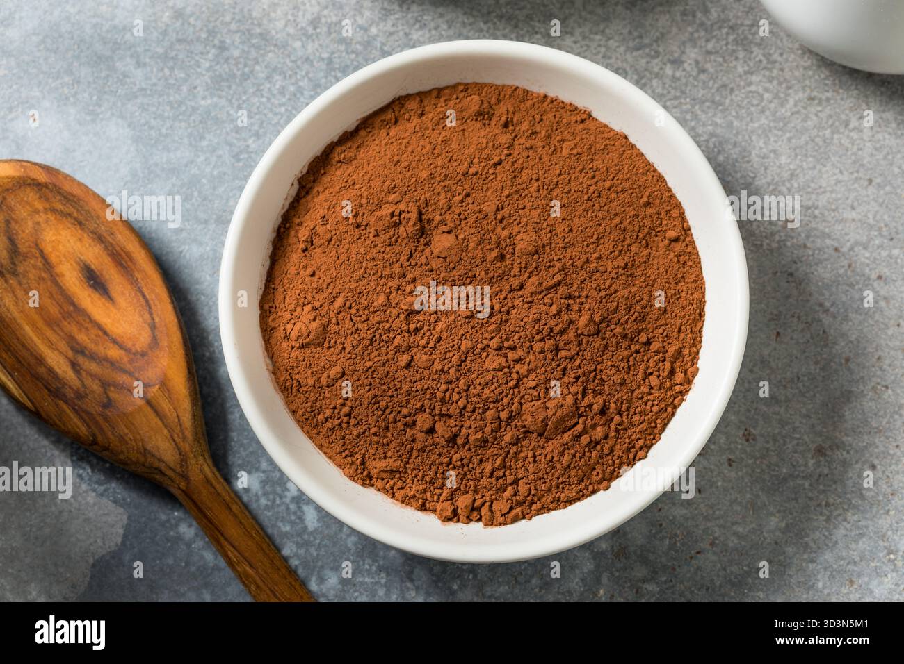 Polvere di cacao secco crudo organico in una ciotola Foto Stock