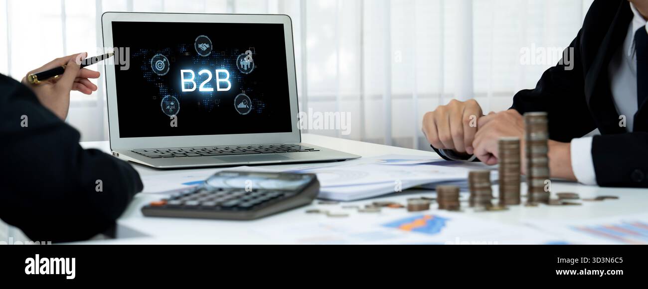 L'uomo d'affari naviga nel panorama B2B, sfrutta la tecnologia per migliorare le connessioni business-to-business. Scopri che ridefinisce l'interazione B2B, guidando Foto Stock