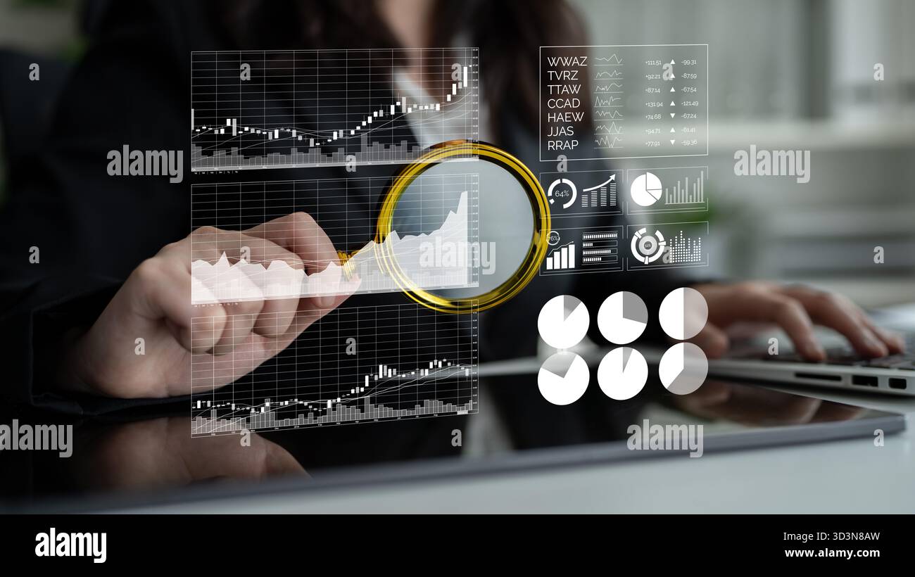 Un professionista conduce un'analisi approfondita delle tendenze del mercato azionario utilizzando grafici e grafici moderni per ottenere informazioni più chiare sul settore finanziario Foto Stock
