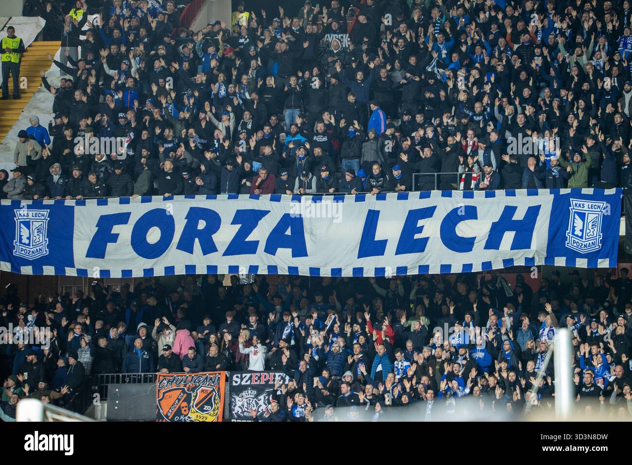 Madrid, Spagna. 6 novembre 2025. Lech Pozna? gli ultras mostrano uno striscione durante la partita di UEFA Conference League 2025/26 tra Rayo Vallecano de Madrid e Lech Pozna? Allo stadio Vallecas. Punteggio finale: Rayo Vallecano de Madrid 3 ; 2 Lech Pozna? (Foto di David Canales/SOPA Images/Sipa USA) credito: SIPA USA/Alamy Live News Foto Stock