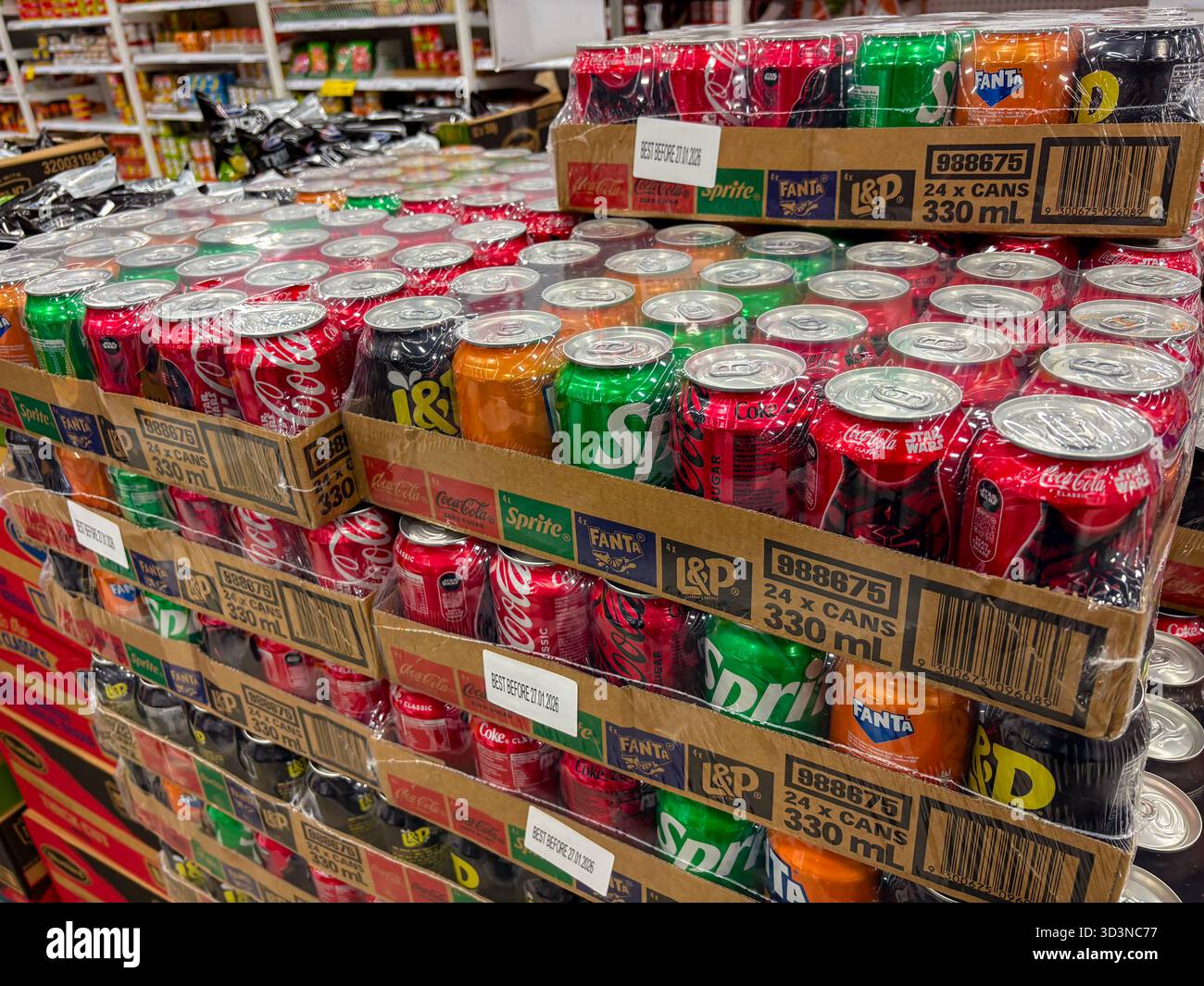 Bevande analcoliche di marca Coca-Cola assortite in confezioni sfuse, tra cui Coca-Cola, Sprite, Fanta, L&P, e i&D, esposti in un supermercato neozelandese. Foto Stock