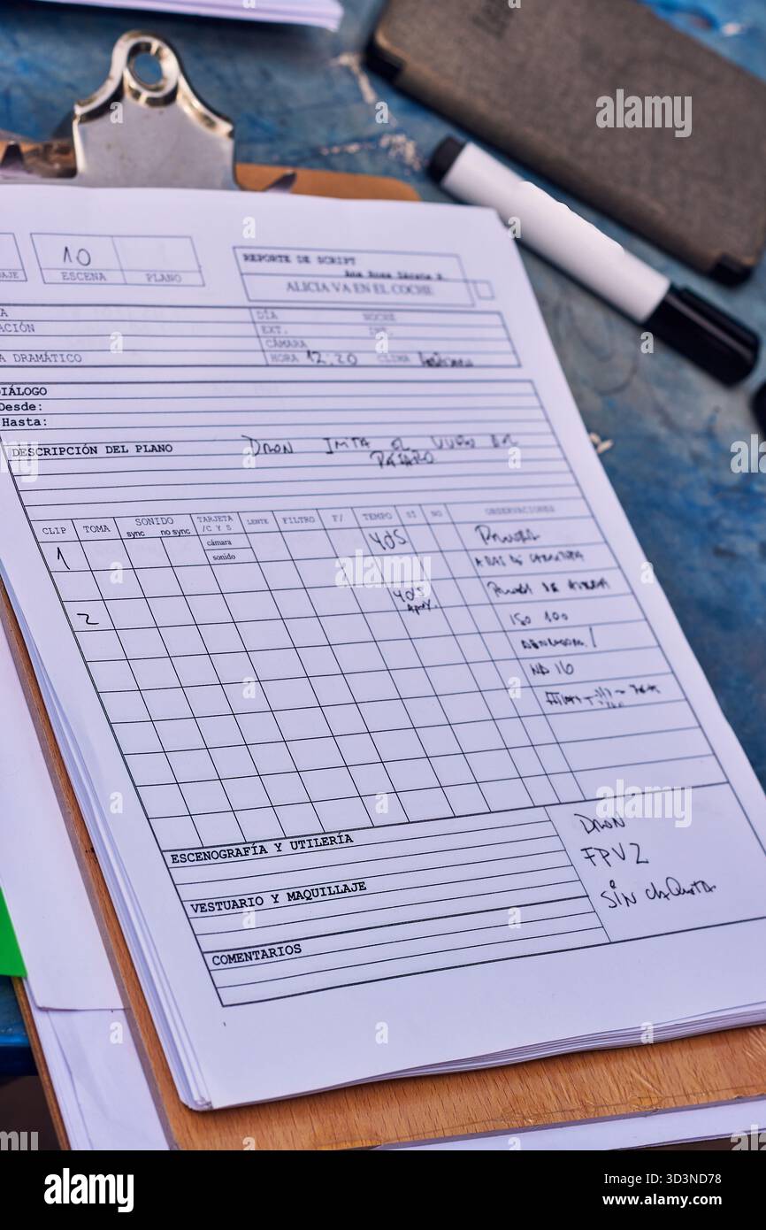 Visione di un copione cinematografico in una produzione audiovisiva, con un primo piano delle sue parole, correzioni, evidenziazione, lettura, ecc. per registrare una scena Foto Stock