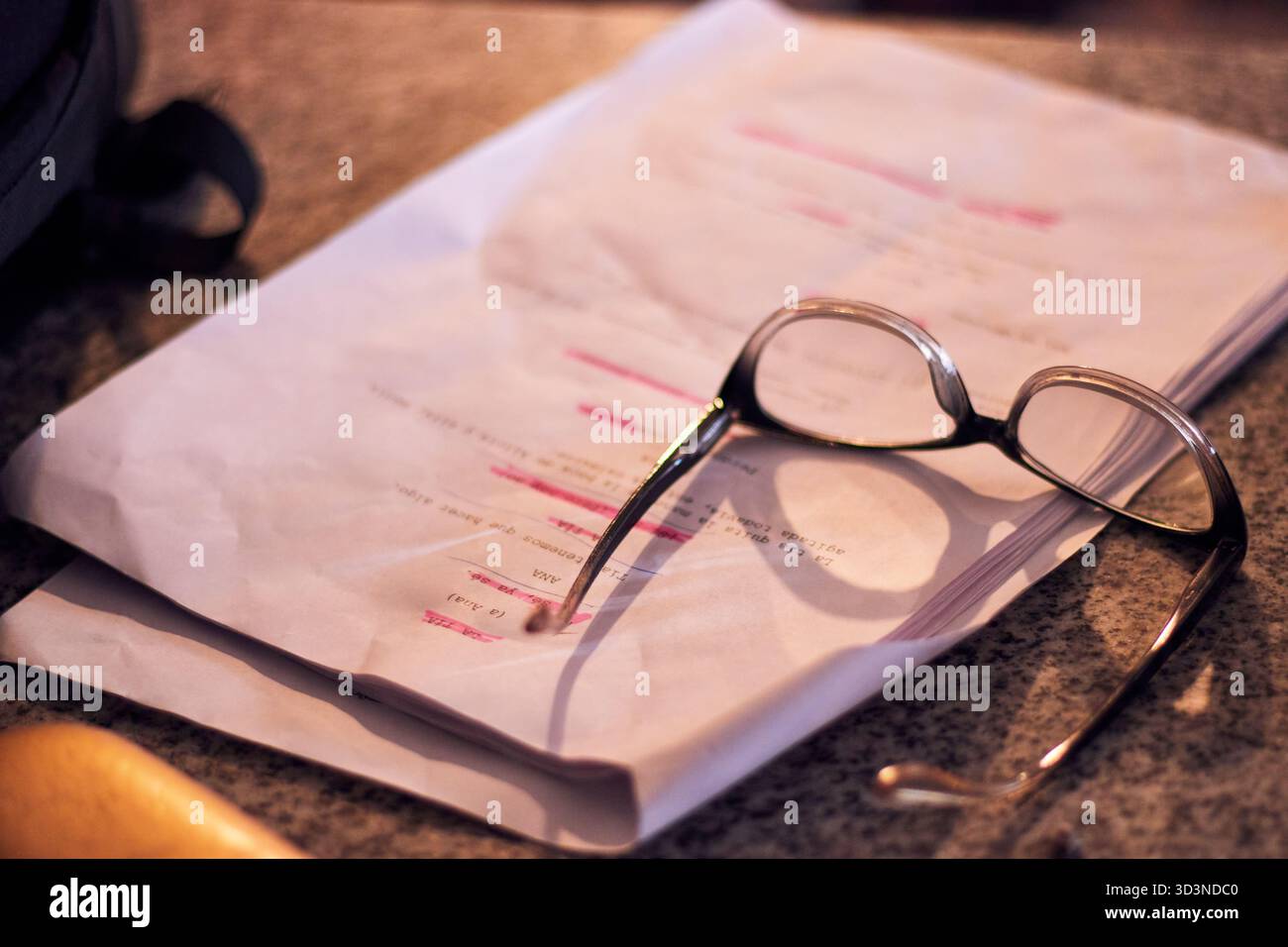 Visione di un copione cinematografico in una produzione audiovisiva, con un primo piano delle sue parole, correzioni, evidenziazione, lettura, ecc. per registrare una scena Foto Stock