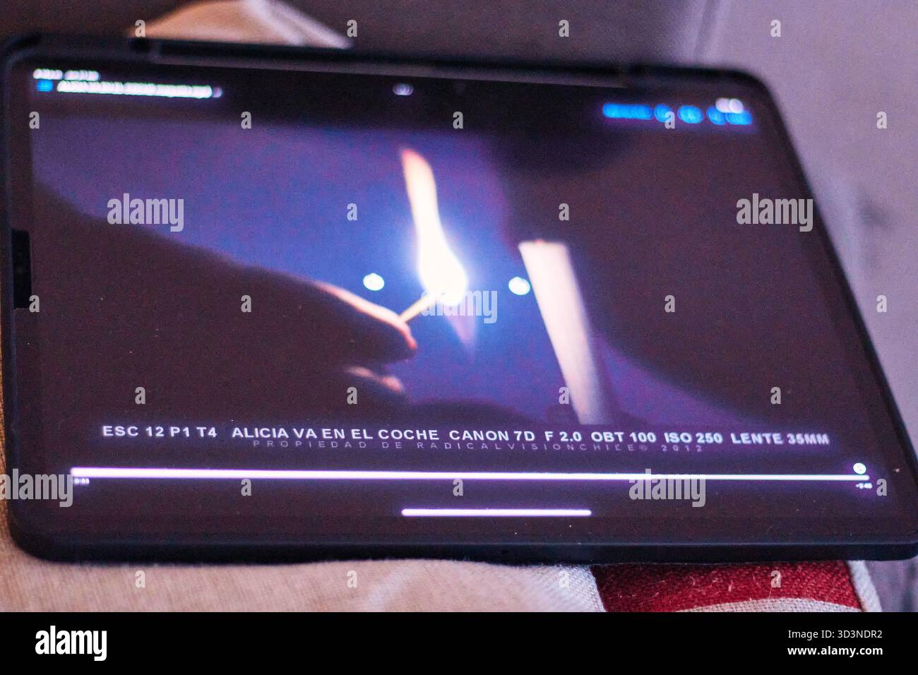 Dietro le quinte di una produzione audiovisiva, registrando film e monitorandoli attraverso schermi e telecamere. Del direttore e del team di produzione Foto Stock