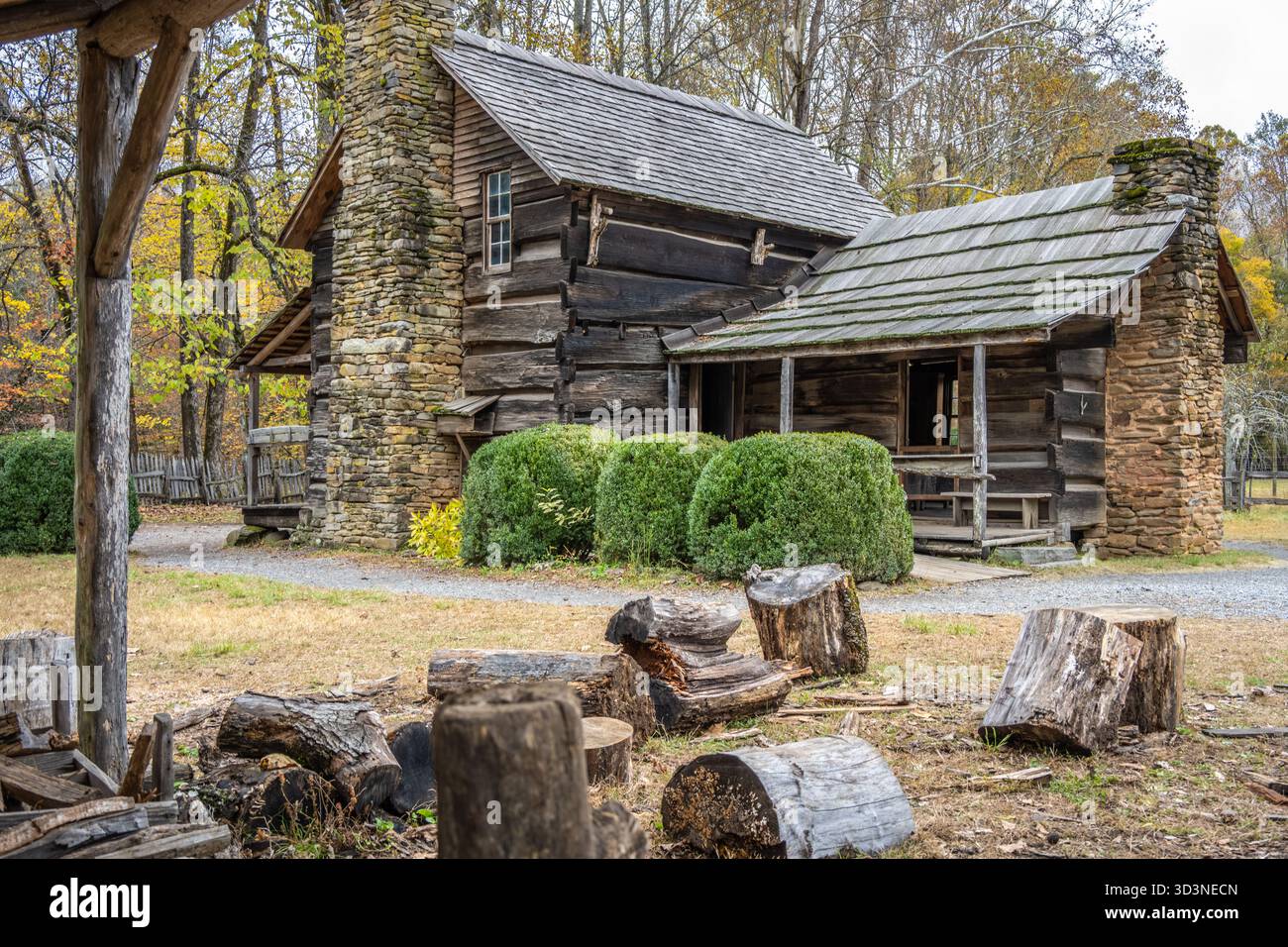 John Davis Cabin (originariamente su Indian Creek vicino a Bryson City, North Carolina) presso l'Oconaluftee Mountain Farm Museum nel Great Smoky Mountains National Park. Foto Stock