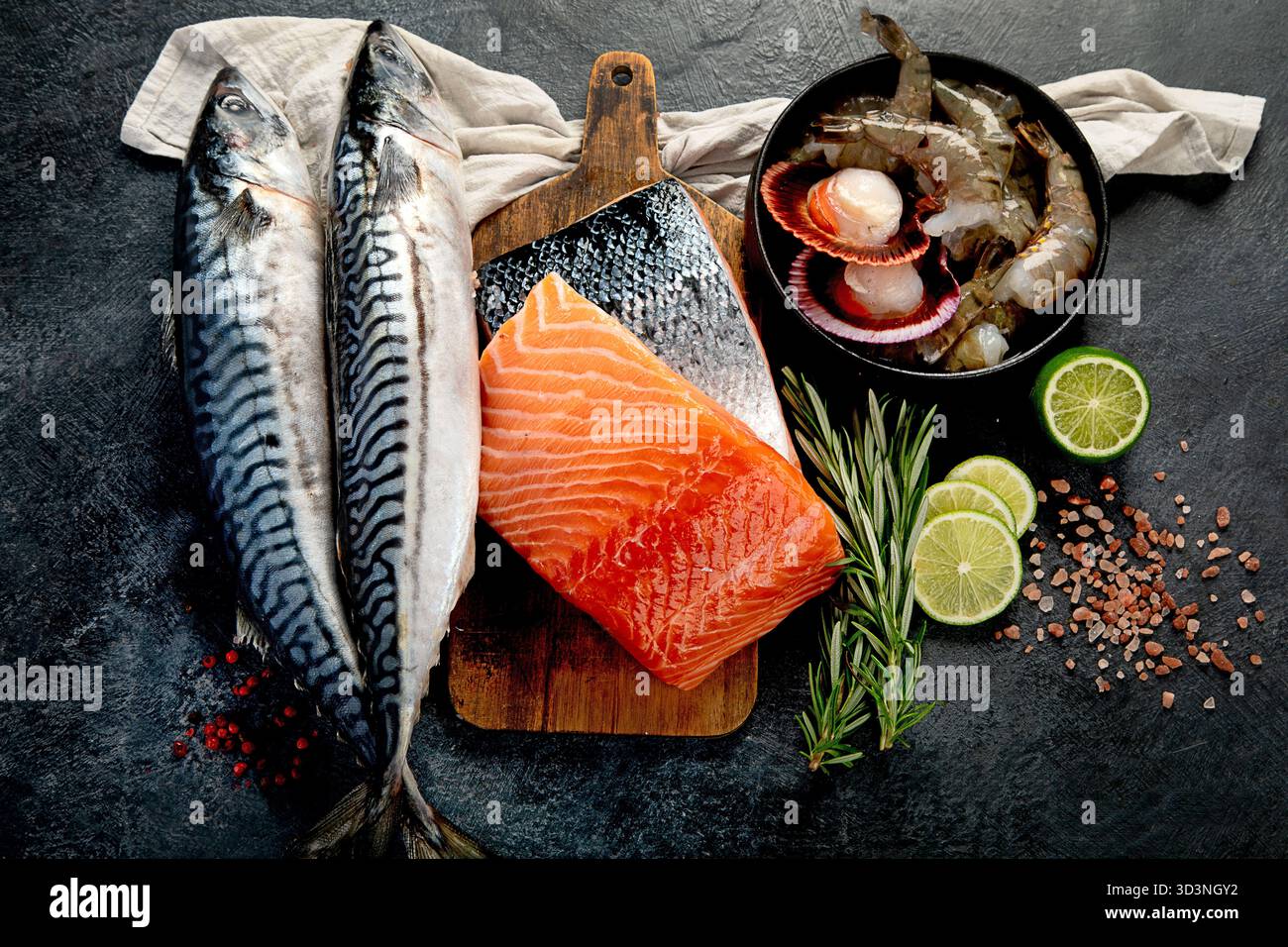 Varietà di pesce fresco ed erbe aromatiche. Pesce fresco e specialità di pesce. Vista dall'alto. Foto Stock