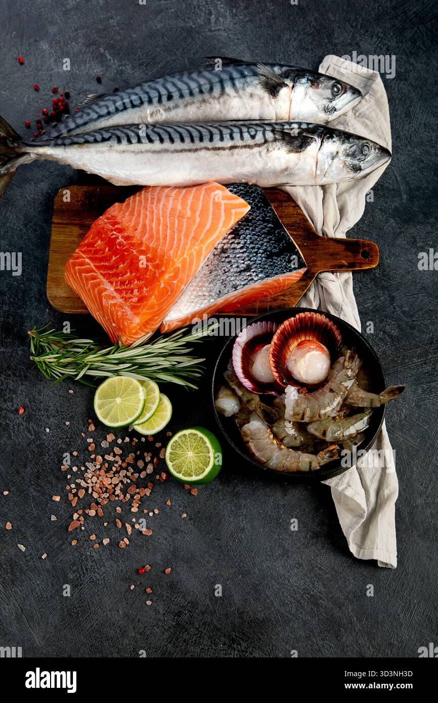 Varietà di pesce fresco ed erbe aromatiche. Pesce fresco e specialità di pesce. Vista dall'alto. Foto Stock