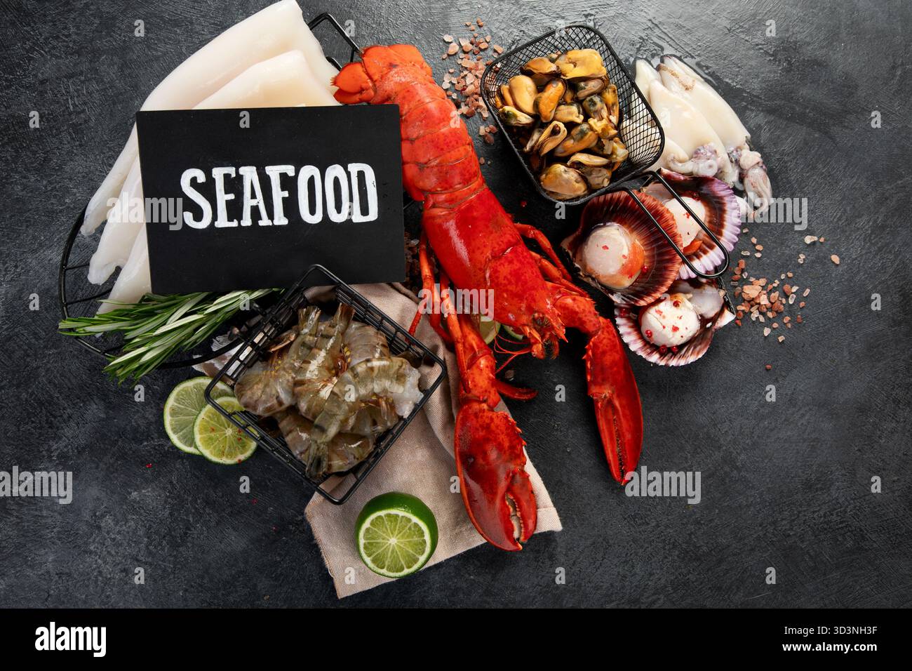 Varietà di pesce fresco ed erbe aromatiche. Pesce fresco e specialità di pesce. Vista dall'alto. Foto Stock