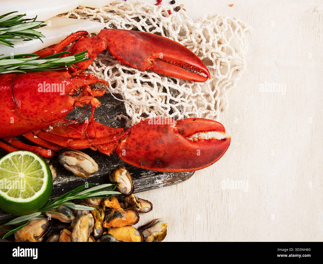 Varietà di pesce fresco ed erbe aromatiche. Pesce fresco e specialità di pesce. Vista dall'alto. Foto Stock