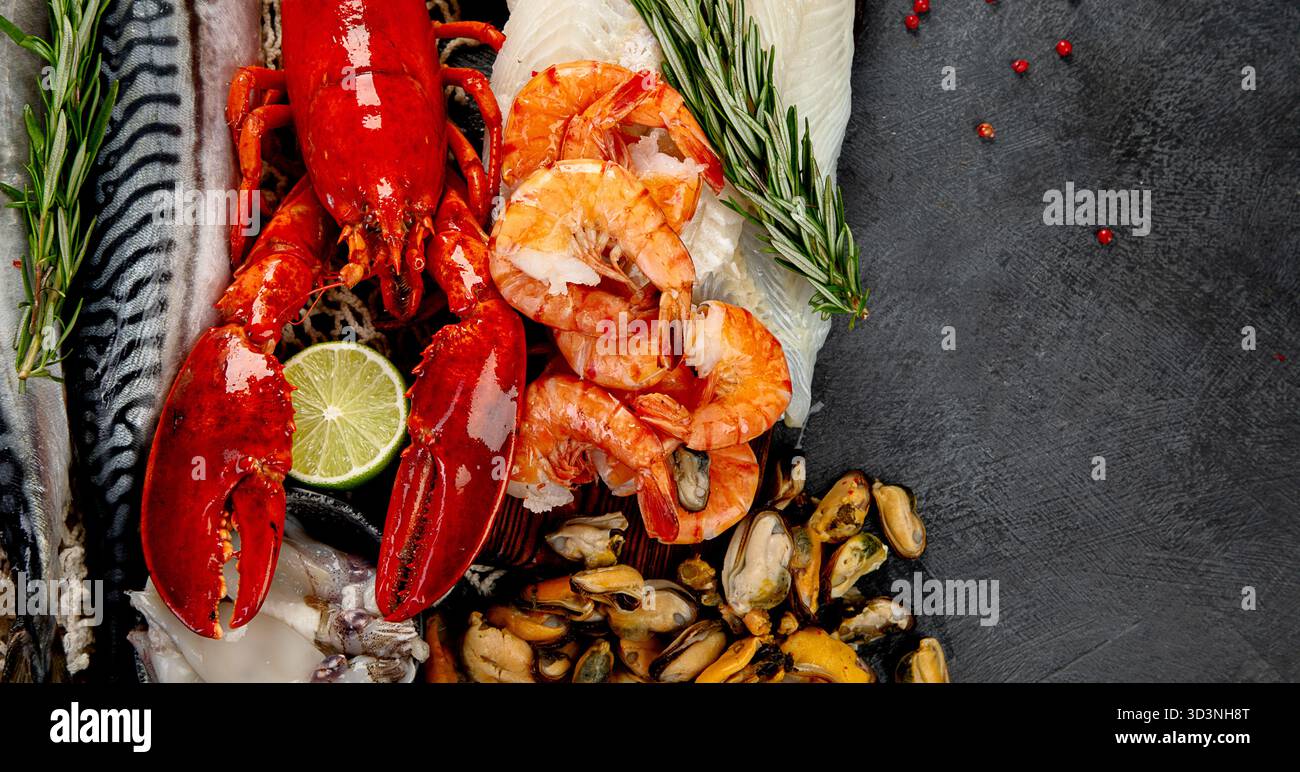 Varietà di pesce fresco ed erbe aromatiche. Pesce fresco e specialità di pesce. Vista dall'alto. Foto Stock