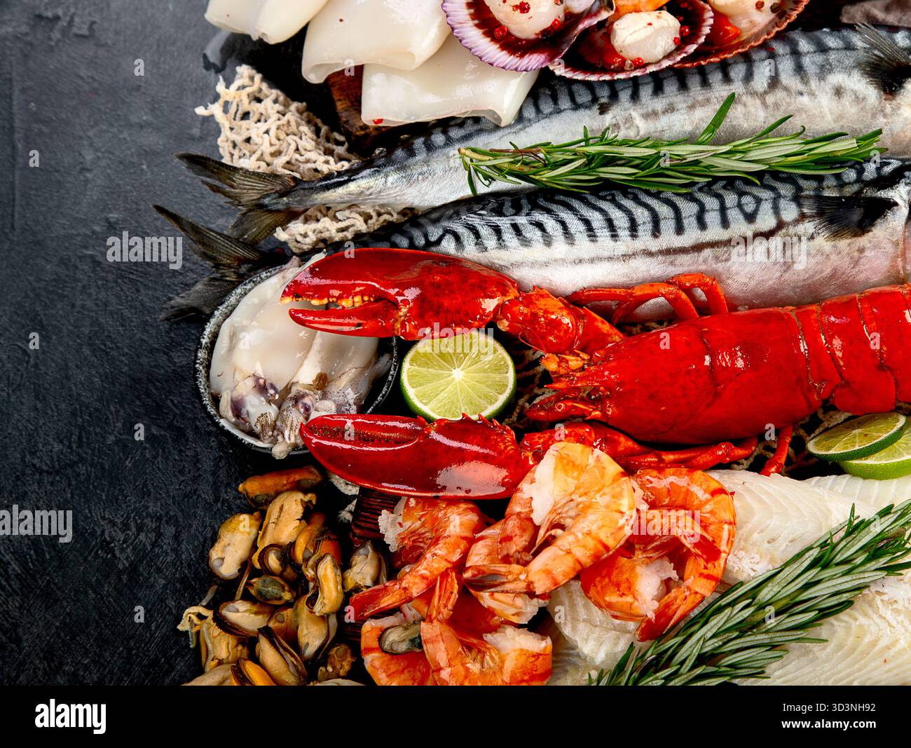 Varietà di pesce fresco ed erbe aromatiche. Pesce fresco e specialità di pesce. Vista dall'alto. Foto Stock