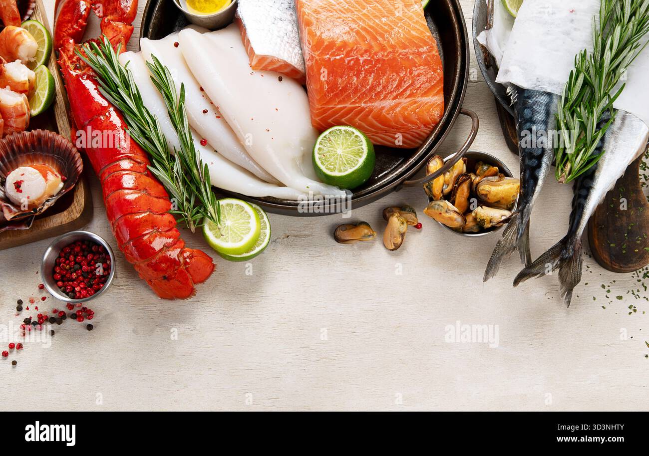 Varietà di pesce fresco ed erbe aromatiche. Pesce fresco e specialità di pesce. Vista dall'alto. Foto Stock