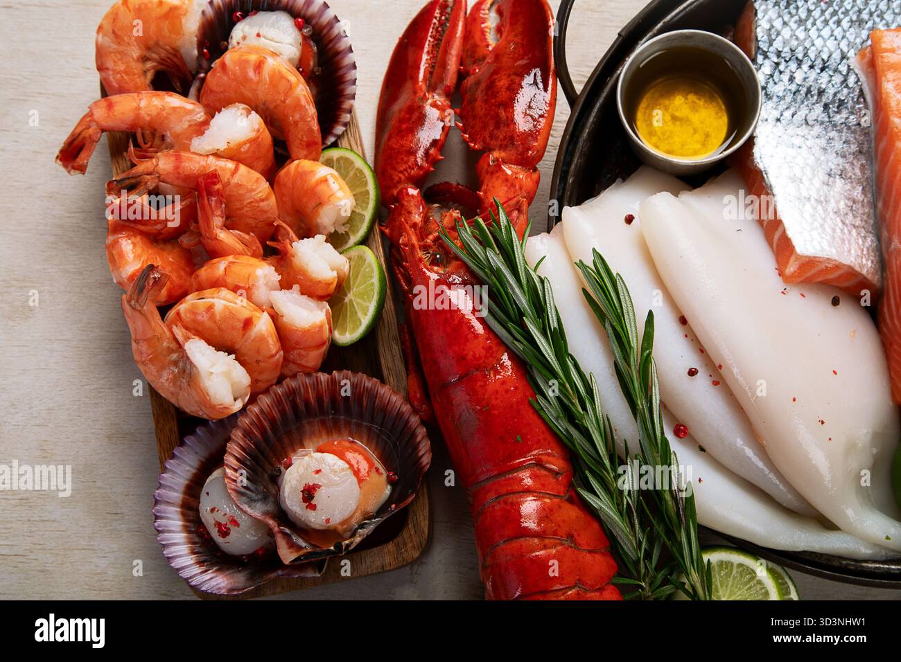 Varietà di pesce fresco ed erbe aromatiche. Pesce fresco e specialità di pesce. Vista dall'alto. Foto Stock