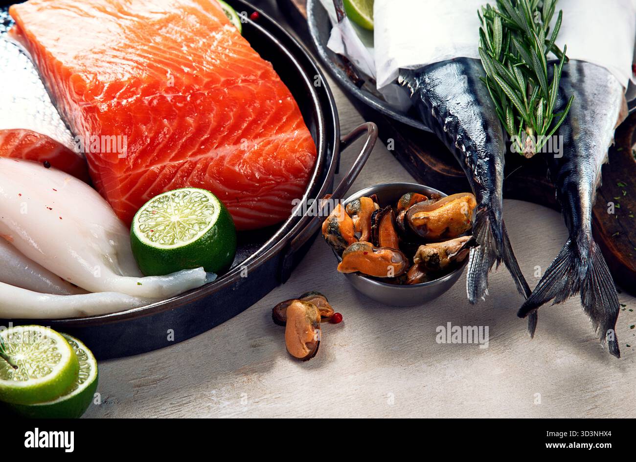 Varietà di pesce fresco ed erbe aromatiche. Pesce fresco e specialità di pesce. Vista dall'alto. Foto Stock