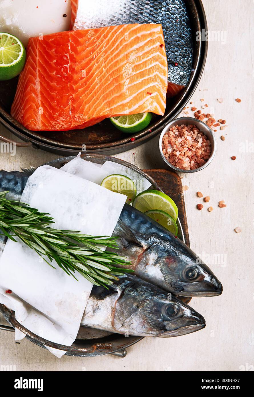 Varietà di pesce fresco ed erbe aromatiche. Pesce fresco e specialità di pesce. Vista dall'alto. Foto Stock
