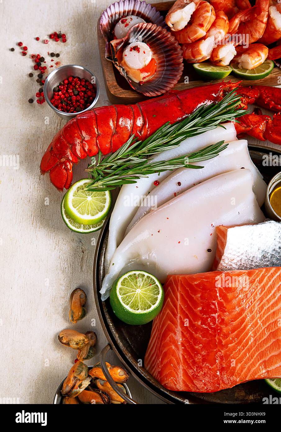 Varietà di pesce fresco ed erbe aromatiche. Pesce fresco e specialità di pesce. Vista dall'alto. Foto Stock