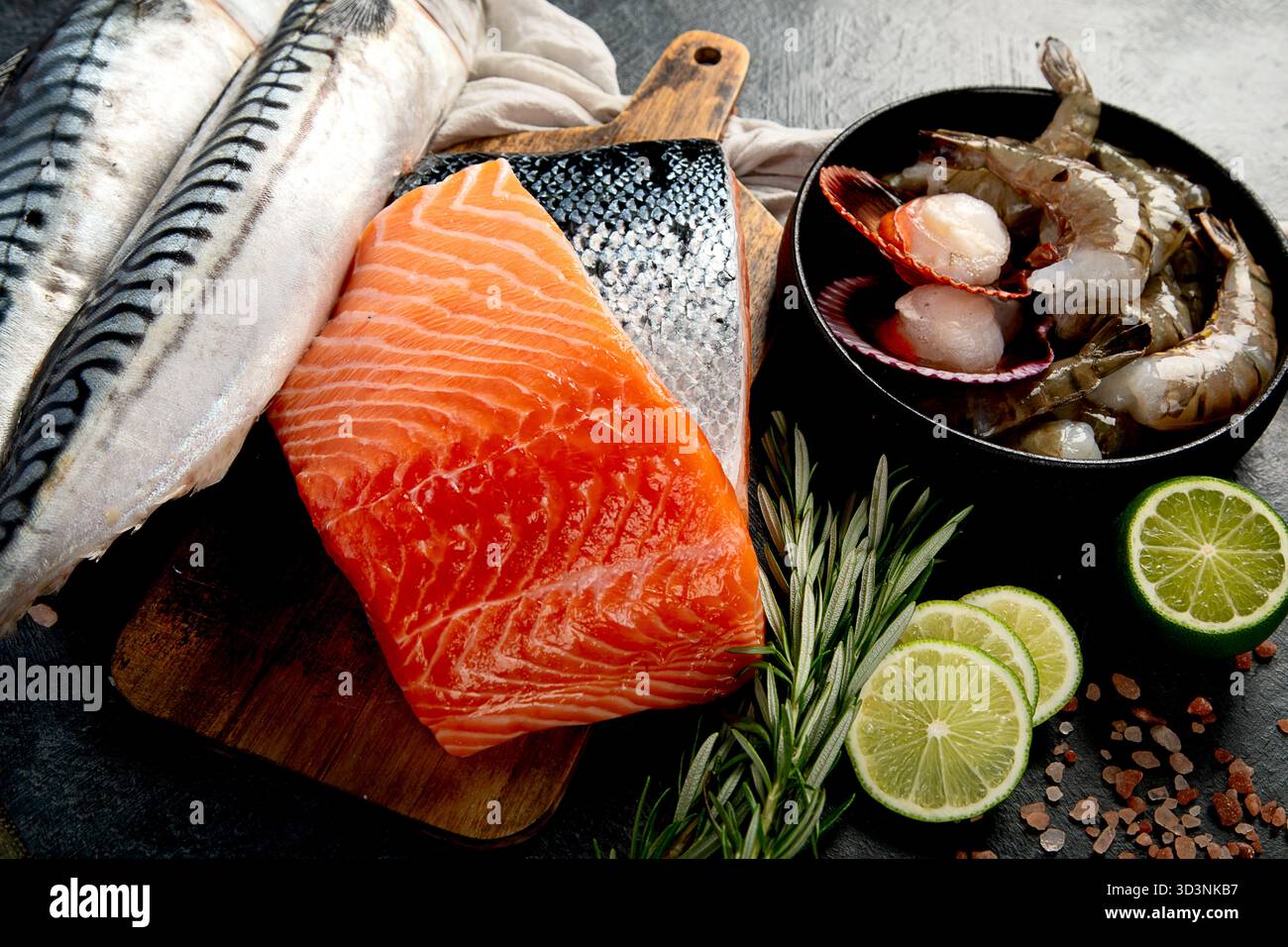 Varietà di pesce fresco ed erbe aromatiche. Pesce fresco e specialità di pesce. Vista dall'alto. Foto Stock