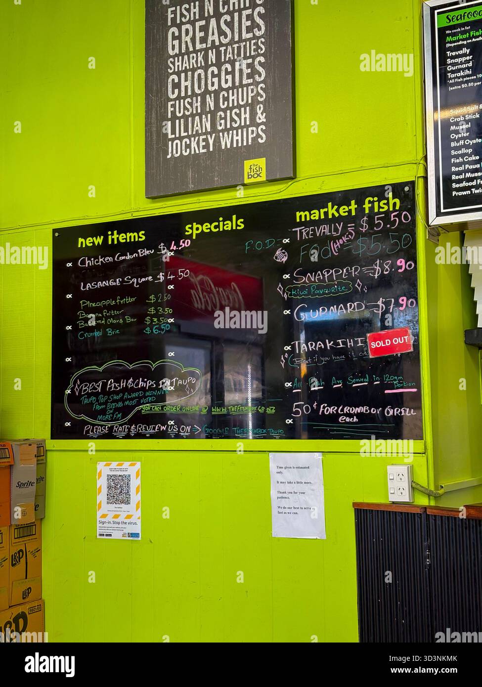 Il Fish Box, un popolare fish and chips da asporto a Taupo, in nuova Zelanda, mostra il suo menu giornaliero lavagna con pesce di mercato, specialità e nuovi piatti. Foto Stock